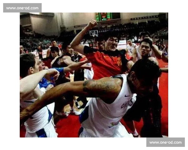 朱芳雨 2010 中巴群殴名场面：组合拳暴打巴西球员，一战封神！